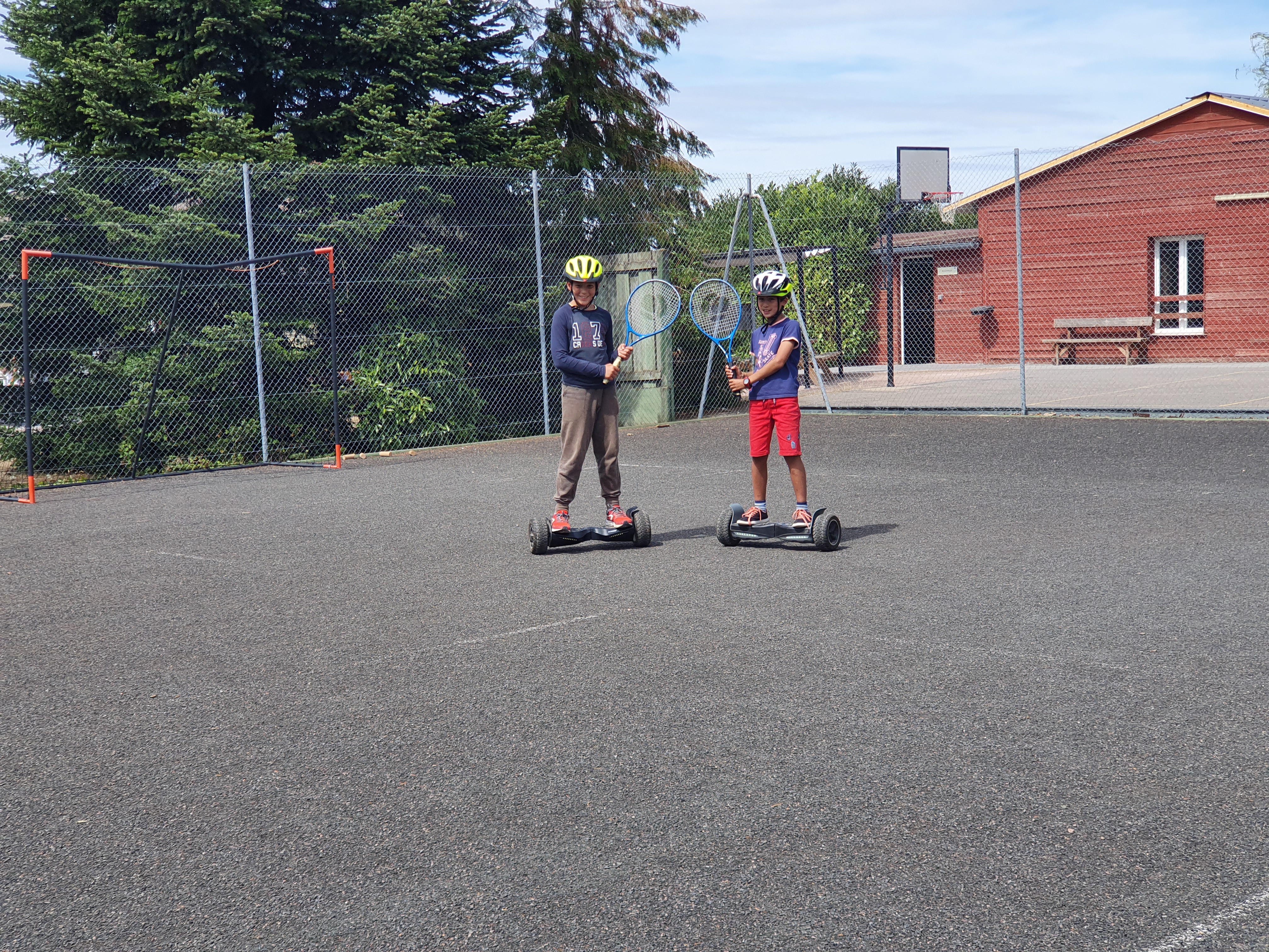 Enfants apprenant à faire de l'hoverboard cet été en colonie de vacances