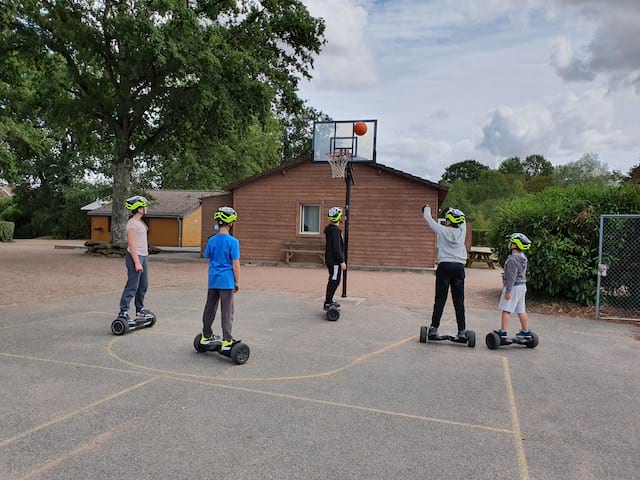 ados jouant au basket en hoverboard en colonie de vacances