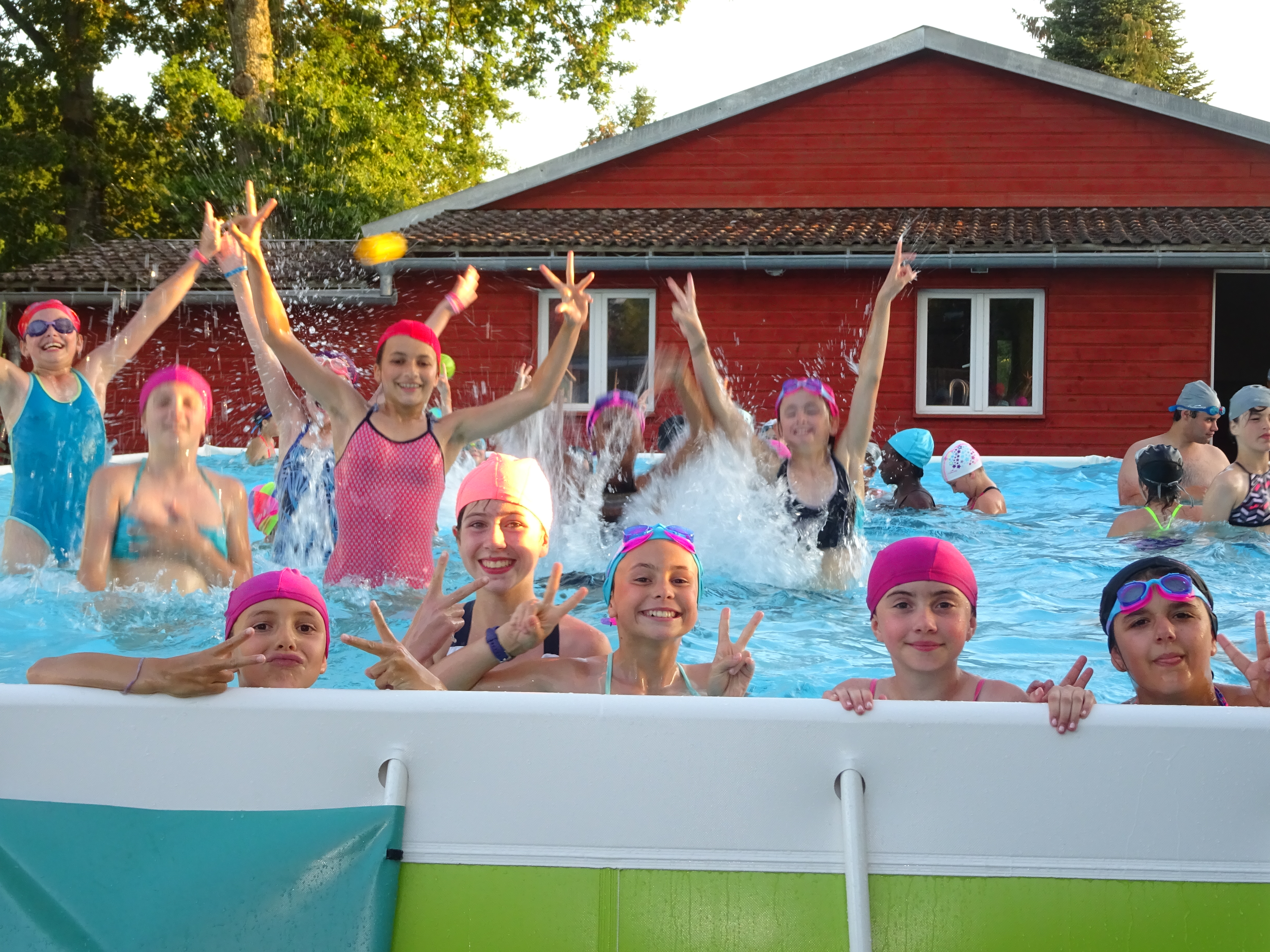 Enfants à la piscine en colonie de vacances équitation cet été