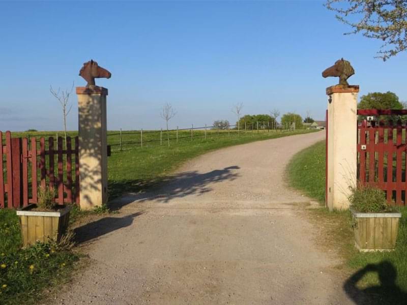 Vue sur le portail du centre équestre de colo :le Domaine de l'Espérance