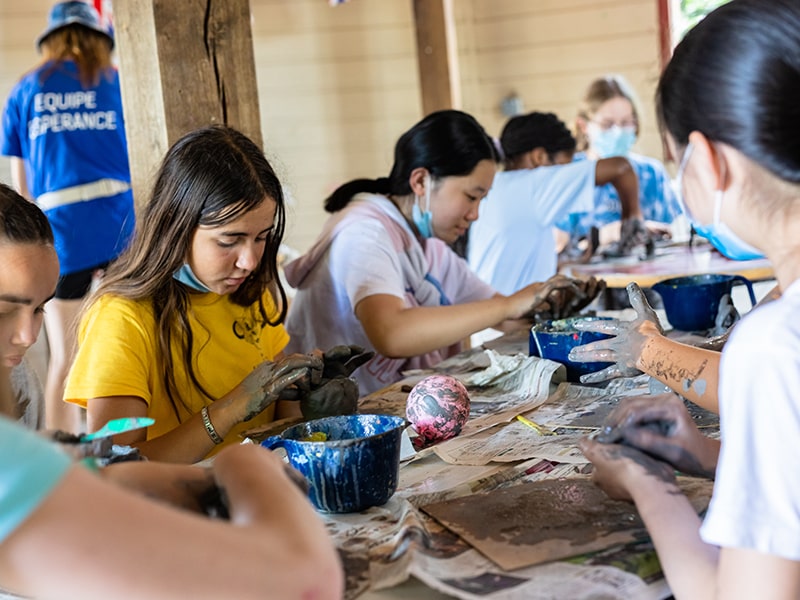 Confection de bracelets en cuir lors d'un atelier manuel en colonie de vacances équestre au domaine de l'Espérance