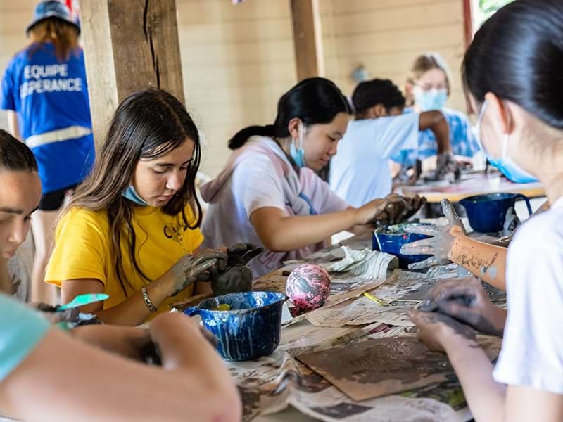 Confection de bracelets en cuir lors d'un atelier manuel en colonie de vacances équestre au domaine de l'Espérance