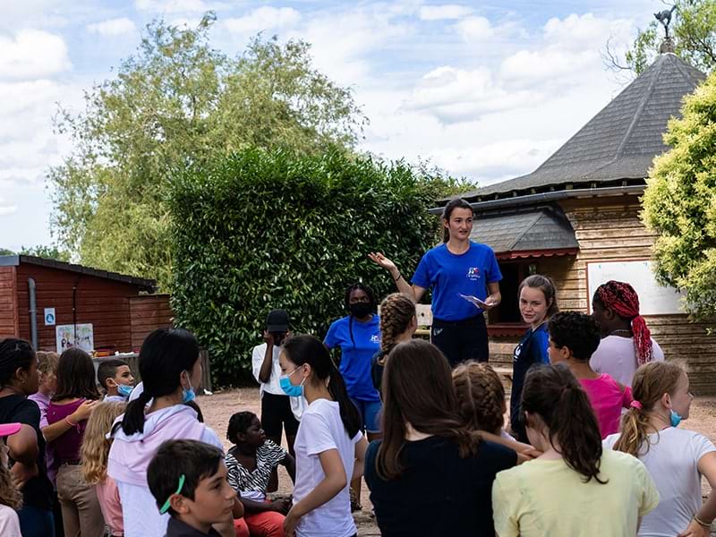 Animateurs et jeunes lors d'une colo équestre au domaine de l'Espérance