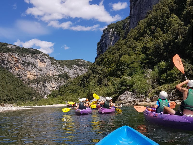 Des jeunes font du canoe dans les gorges de l'Ardèche lors d'une colonie de vacances Aventure Anglaise