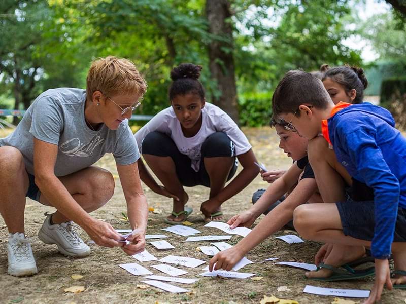 Professeure donnant des cours d'anglais à des jeunes lors d'une colonie de vacances Aventure Anglaise