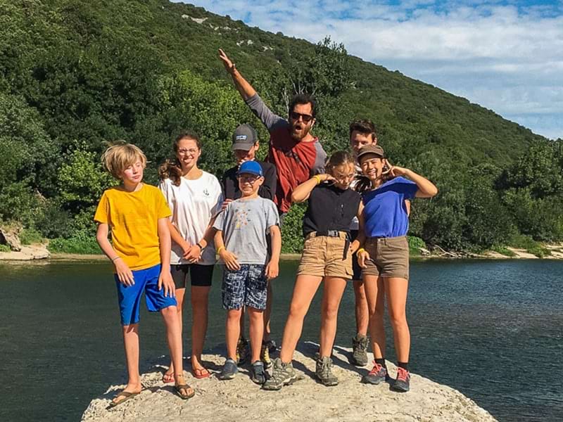 Groupe de jeunes qui profitent de leurs vacances de printemps en colo Aventure Anglaise