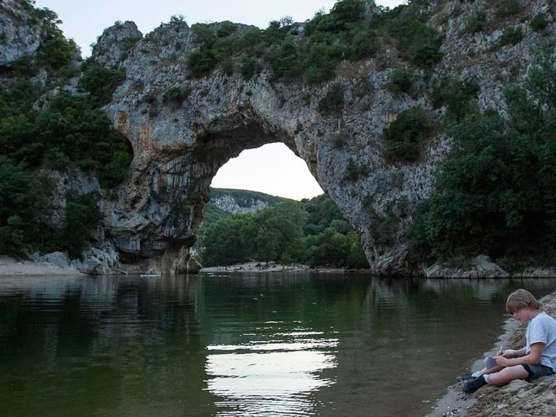 Vue sur les gorges de l'Ardèche où les jeunes ados en colo peuvent faire du canoe