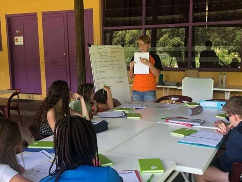 Cours d'anglais donnés par une professeure lors d'une colonie de vacances Aventure Anglaise