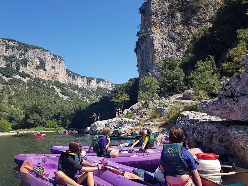 Vue sur les gorges de l'Ardèche où les jeunes ados en colo peuvent faire du canoe