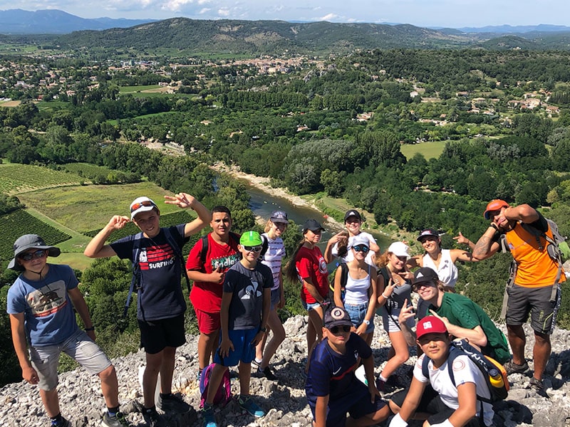 Vue sur un groupe de jeunes ados qui profitent de leur colo de vacances en Ardèche lors du printemps