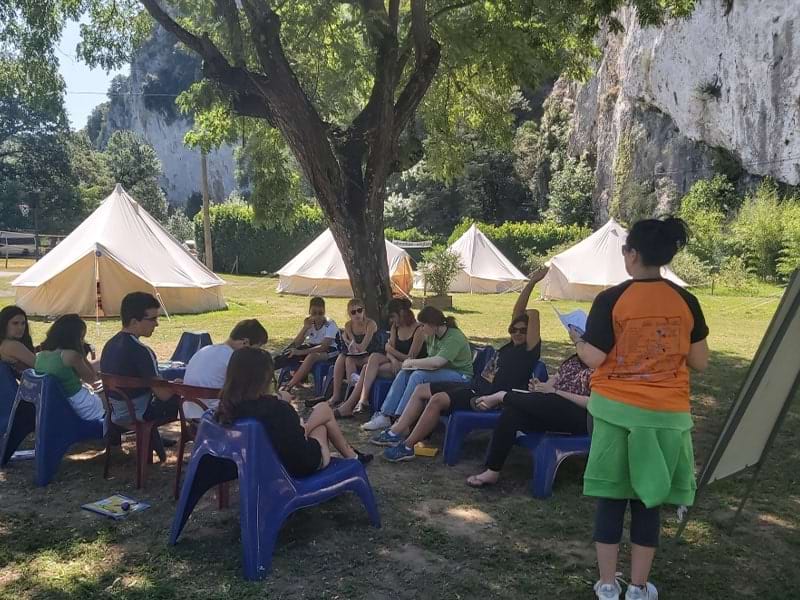 Vue sur un groupe de jeunes ados en colo de vacances durant le printemps