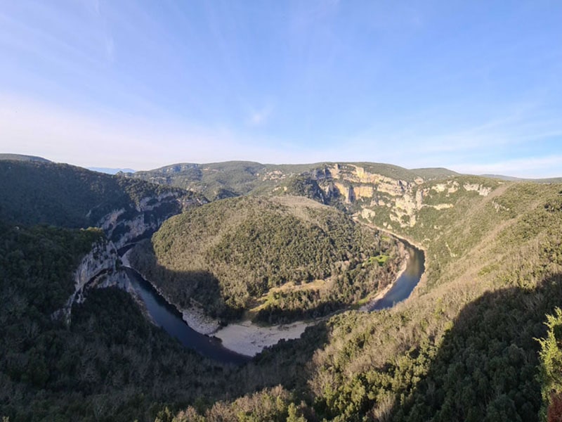 Vue sur les gorges de l'Ardèche où les jeunes ados en colo peuvent faire du canoe