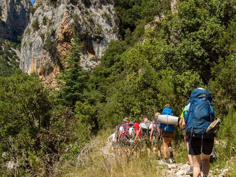 Des jeunes font une randonnée en Ardèche lors d'une colo pour ados Aventure Anglaise qui associe activités en pleine nature et apprentissage de l'anglais