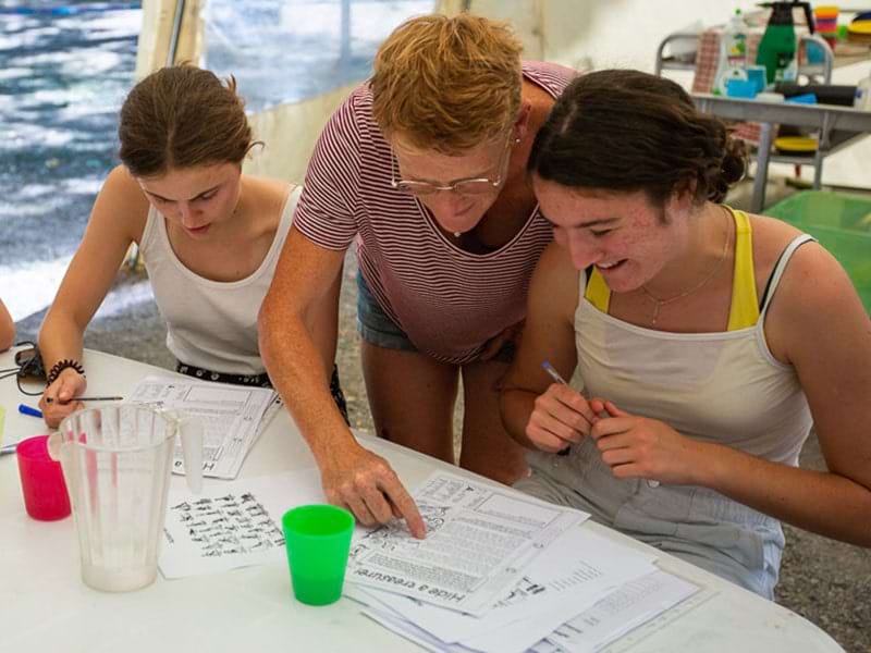 Une professeure donnant des cours d'anglais à des jeunes filles lors d'une colo Aventure Anglaise en Ardèche