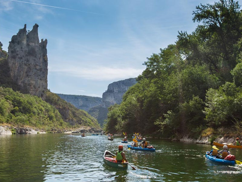 Vue sur les gorges de l'Ardèche où les jeunes ados en colo peuvent faire du canoe