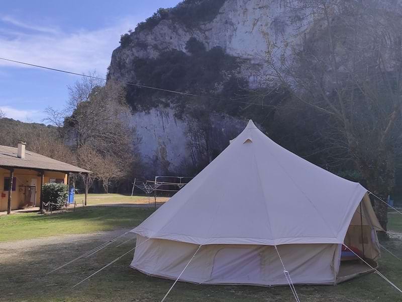 Vue sur une tente, campement en Ardèche lors d'une colonie de vacances ados Aventure Anglaise