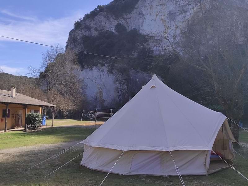 Vue sur une tente, campement en Ardèche lors d'une colonie de vacances ados Aventure Anglaise