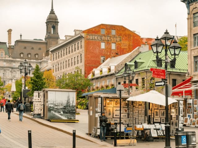 Rues du Vieux Montreal en colo de vacances en février