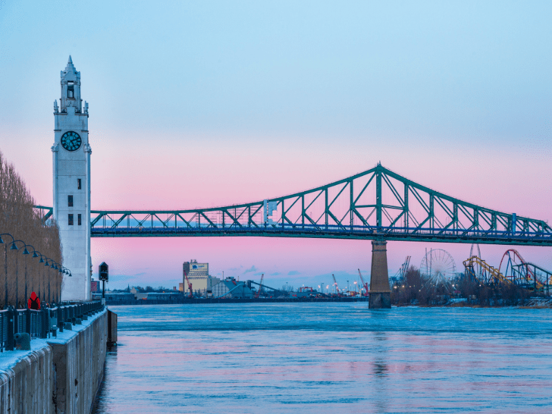Vue sur le fleuve St Laurent à Montreal en colo de vacances au Canada 