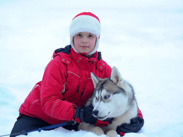 Jeune fille en colo de vacances Découverte à Montreal ou les jeunes ont pu faire du chien de traineau