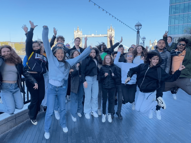 Groupe de jeunes en colo qui s'amusent à Londres cet hiver