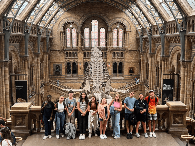 Jeunes qui visitent le Musée d'histoire naturelle de Londres durant leur colonie de vacances