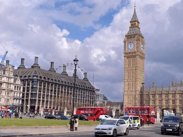 Big Ben observé par les jeunes en colonie de vacances cet hiver