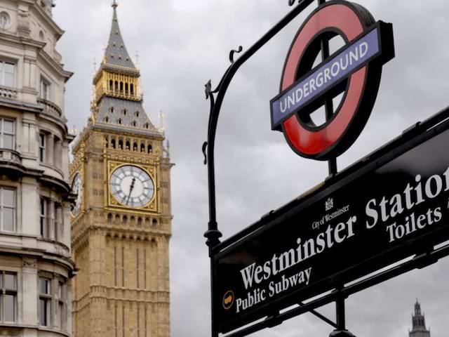 Vue sur la station de métro de Westminster à Londres où les jeunes sont partis en colo de vacances cet hiver