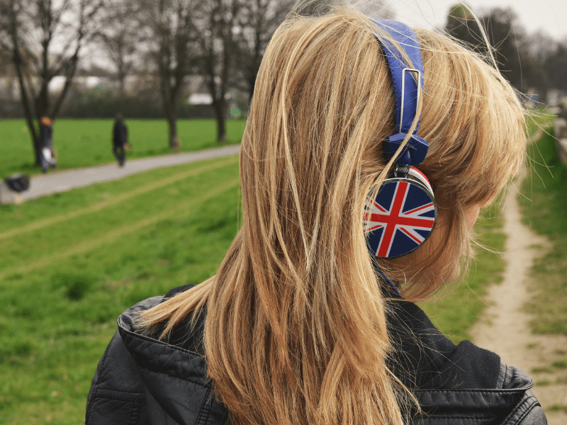 Jeune ado qui écoute de la musique dans son casque de musique aux couleurs de l'Angleterre