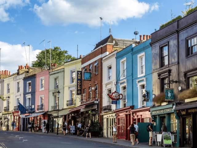 Rue colorée observée par les jeunes partis en colo 