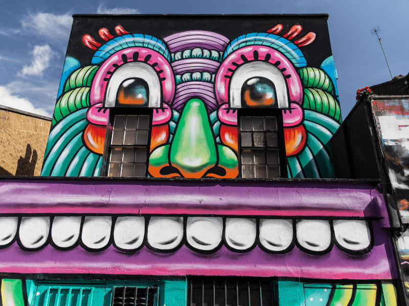 Graffiti vu à Londres dans une rue colorée 