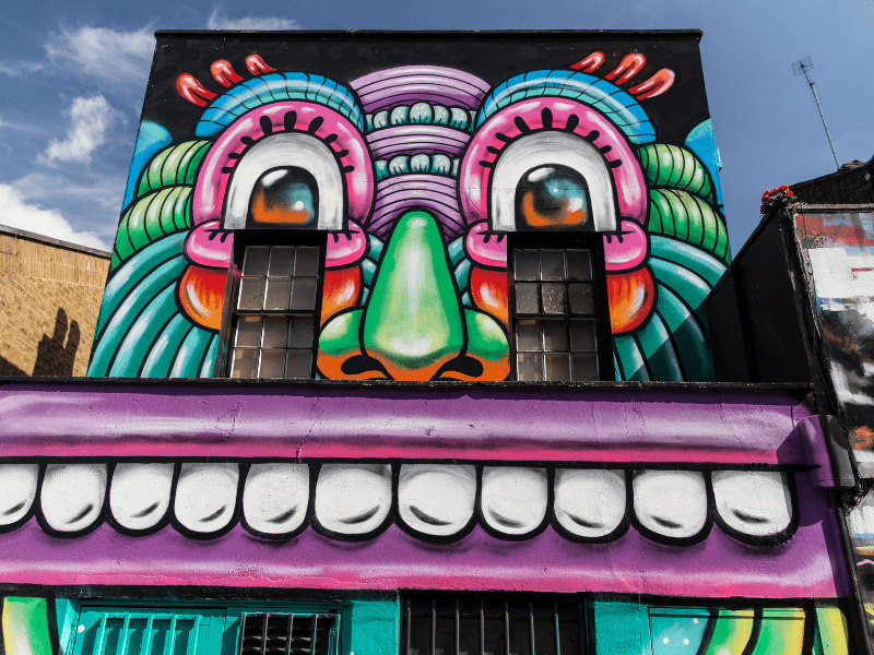 Graffiti vu à Londres dans une rue colorée 