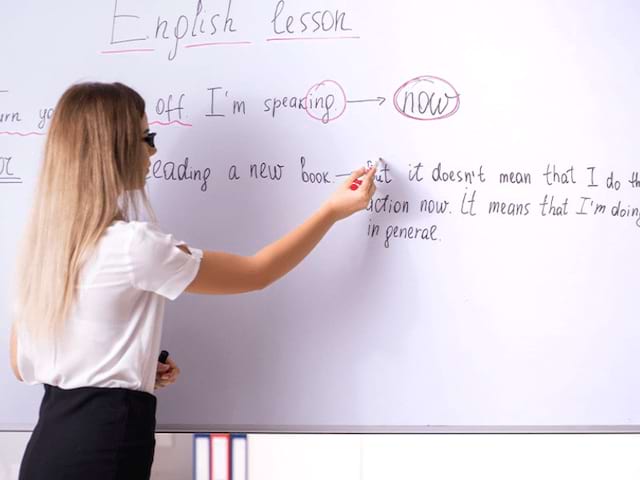 Jeune ado qui s'entraine en anglais durant sa colo de vacances linguistique à Londres