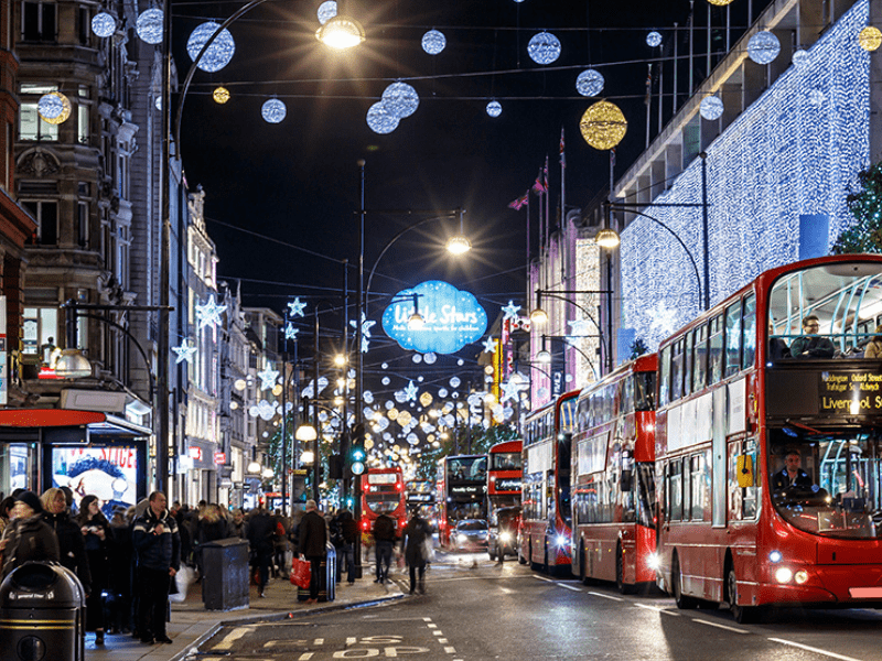 Rue décorée pour les fêtes de fin d'année à Londres où les jeunes ont été en colonie de vacances