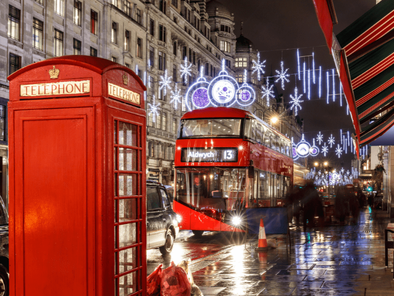 Rue londonienne sous la pluie en colo de vacances cet hiver