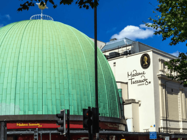 Vue sur l'extérieur du musée Tussauds que les jeunes ont visité en colo de vacances cet hiver