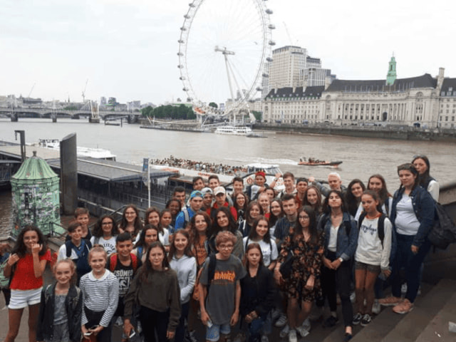 Vue sur le groupe de jeunes pré ados et ados partis en colonie de vacances à Londres cet hiver