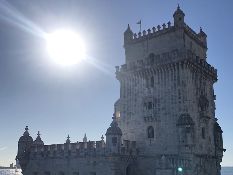 Tour de Belém à Lisbonne sous le soleil lors d'une colo de vacances pour ados au Portugal