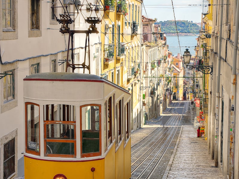Tram jaune de Lisbonne lors d'une colonie de vacances en hiver au Portugal