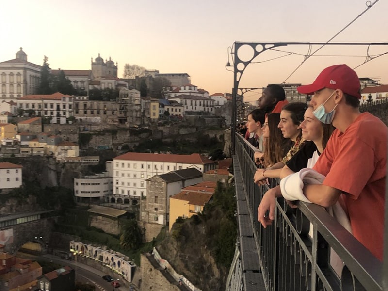 Vue sur des jeunes en colo à Lisbonne qui observent la belle vue sur la ville