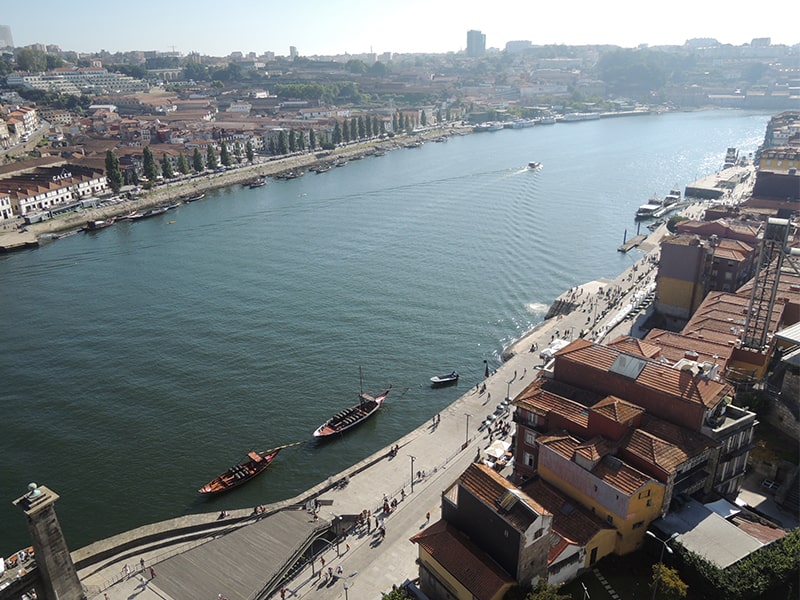 Vue en plongée sur l'eau en dessous du pont de Lisbonne observé lors d'une colo de vacances 