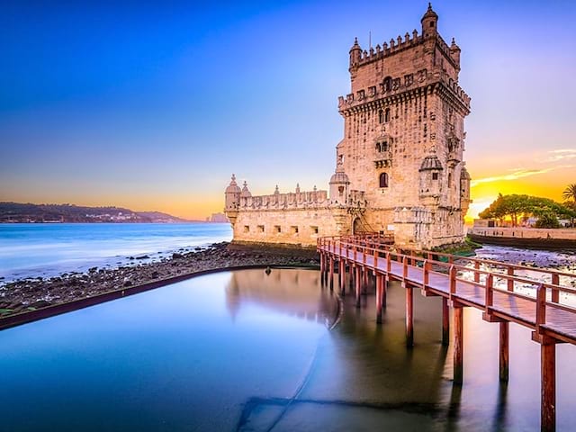 Vue sur la tour de Belém lors d'une colonie de vacances pour ados