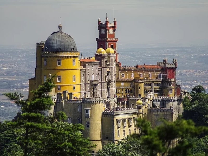 Vue sur les célèbres monuments de Lisbonne observés lors d'une colonie de vacances pour ados au Portugal