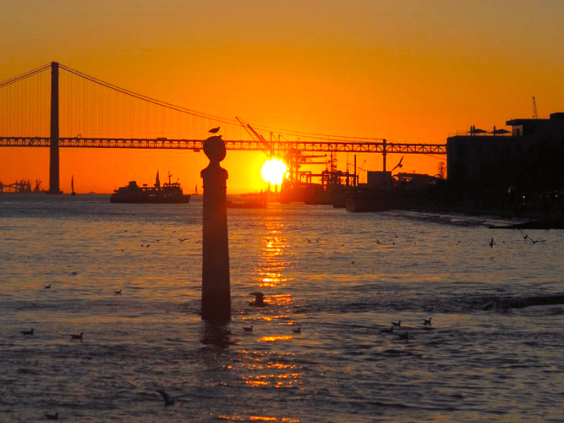 Soleil couchant à Lisbonne au Portugal, observé en colonie de vacances cet hiver