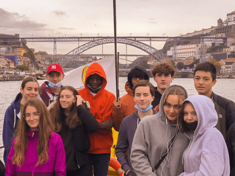 Groupe d'ados en colonie de vacances à Lisbonne durant l'hiver