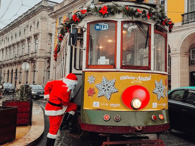 Funiculaire à Lisbonne décoré en mode 
