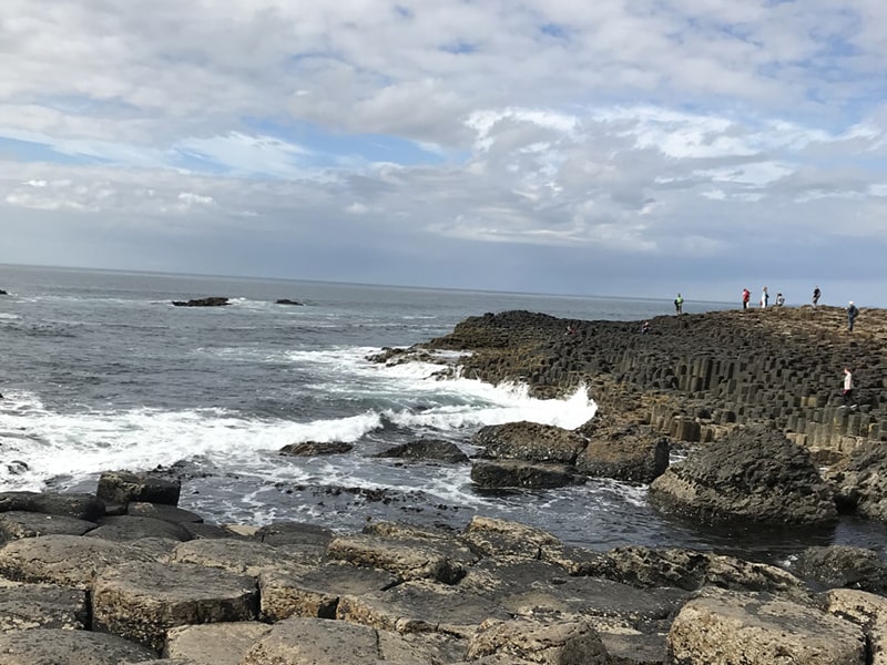 Vue sur les beaux rochers d'Irlande lors d'une colo de vacances Game of Thrones 