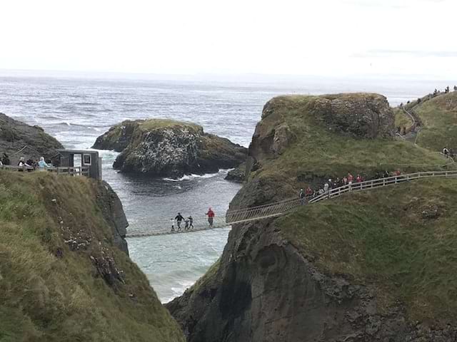 Pont suspendu Belfast lors de la colonie de vacances ados en Irlande durant le printemps