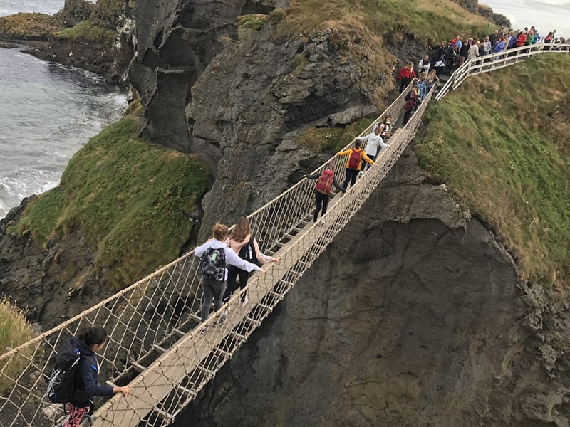 Balade sur le célèbre pont suspendu d'Irlande du Nord lors d'une colo de vacances pour ados