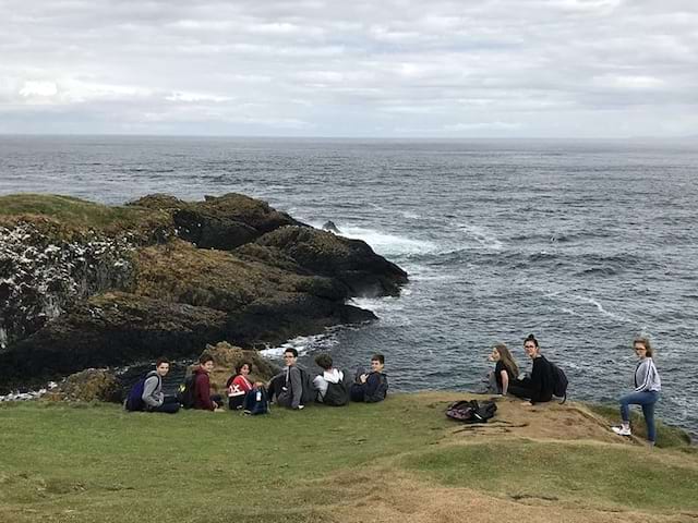 Vue sur les enfants à Belfast lors d'une colonie de vacances pour ados en Irlande